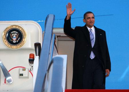 U.S.&nbsp;President&nbsp;Barack&nbsp;Obama&nbsp;waves&nbsp;as&nbsp;he&nbsp;steps&nbsp;off&nbsp;Air&nbsp;Force&nbsp;One&nbsp;at&nbsp;the&nbsp;airport&nbsp;in&nbsp;Beijing,&nbsp;capital&nbsp;of&nbsp;China,&nbsp;on&nbsp;Nov.&nbsp;16,&nbsp;2009.&nbsp;Obama&nbsp;arrived&nbsp;here&nbsp;Monday&nbsp;afternoon&nbsp;to&nbsp;continue&nbsp;his&nbsp;four-day&nbsp;state&nbsp;visit&nbsp;to&nbsp;China.(Xinhua&nbsp;Photo)