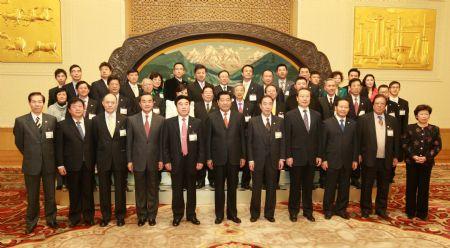 Jia&nbsp;Qinglin&nbsp;(6th&nbsp;L&nbsp;front&nbsp;row),&nbsp;chairman&nbsp;of&nbsp;the&nbsp;Chinese&nbsp;People's&nbsp;Political&nbsp;Consultative&nbsp;Conference&nbsp;(CPPCC)&nbsp;National&nbsp;Committee,&nbsp;poses&nbsp;for&nbsp;a&nbsp;group&nbsp;photo&nbsp;with&nbsp;members&nbsp;of&nbsp;the&nbsp;delegation&nbsp;of&nbsp;the&nbsp;Hong&nbsp;Kong&nbsp;Association&nbsp;for&nbsp;the&nbsp;Promotion&nbsp;of&nbsp;Peaceful&nbsp;Reunification&nbsp;of&nbsp;China&nbsp;in&nbsp;Beijing,&nbsp;capital&nbsp;of&nbsp;China,&nbsp;Nov.&nbsp;16,&nbsp;2009.(Xinhua/Pang&nbsp;Xinglei)