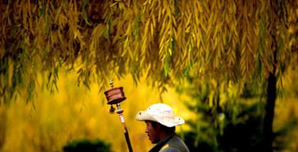A&nbsp;man&nbsp;walks&nbsp;in&nbsp;a&nbsp;park&nbsp;in&nbsp;Lhasa,&nbsp;capital&nbsp;of&nbsp;southwest&nbsp;China's&nbsp;Tibet&nbsp;Autonomous&nbsp;Region,&nbsp;Nov.&nbsp;16,&nbsp;2009.&nbsp;(Xinhua/Purbu&nbsp;Zaxi)