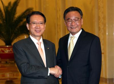 Wu&nbsp;Bangguo&nbsp;(R),&nbsp;chairman&nbsp;of&nbsp;China's&nbsp;National&nbsp;People's&nbsp;Congress&nbsp;Standing&nbsp;Committee,&nbsp;shakes&nbsp;hands&nbsp;with&nbsp;Speaker&nbsp;of&nbsp;the&nbsp;Republic&nbsp;of&nbsp;Korea&nbsp;(ROK)&nbsp;National&nbsp;Assembly&nbsp;Kim&nbsp;Hyong-o&nbsp;in&nbsp;Beijing,&nbsp;capital&nbsp;of&nbsp;China,&nbsp;Nov.&nbsp;18,&nbsp;2009.(Xinhua/Yao&nbsp;Dawei)