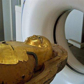This&nbsp;undated&nbsp;photo&nbsp;provided&nbsp;by&nbsp;Dr&nbsp;Michael&nbsp;I.&nbsp;Miyamoto&nbsp;shows&nbsp;the&nbsp;mummified&nbsp;remains&nbsp;of&nbsp;Djeher,&nbsp;who&nbsp;lived&nbsp;in&nbsp;the&nbsp;Ptolemaic&nbsp;Era&nbsp;(304-30&nbsp;BCE),&nbsp;entering&nbsp;a&nbsp;CT&nbsp;scanner&nbsp;tube&nbsp;set&nbsp;up&nbsp;outside&nbsp;of&nbsp;the&nbsp;Egyptian&nbsp;National&nbsp;Museum&nbsp;of&nbsp;Antiquities&nbsp;in&nbsp;Cairo.[Agencies]