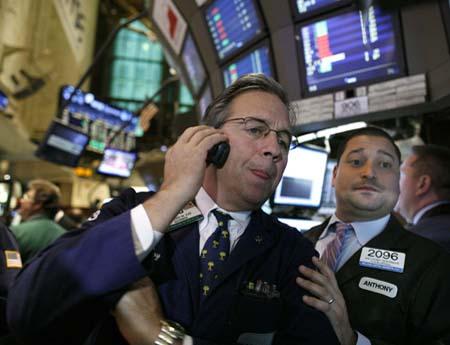NYSE&nbsp;governor&nbsp;Thomas&nbsp;Kay&nbsp;(L)&nbsp;and&nbsp;floor&nbsp;official&nbsp;Anthony&nbsp;Sherman&nbsp;prepare&nbsp;for&nbsp;the&nbsp;IPO&nbsp;of&nbsp;Chinese&nbsp;discount&nbsp;hotel&nbsp;chain&nbsp;7&nbsp;Days&nbsp;Group&nbsp;Holdings&nbsp;Ltd&nbsp;on&nbsp;the&nbsp;floor&nbsp;of&nbsp;the&nbsp;New&nbsp;York&nbsp;Stock&nbsp;Exchange,&nbsp;November&nbsp;20,&nbsp;2009.(Xinhua/Reuters&nbsp;Photo)