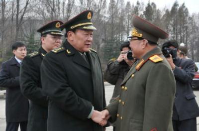 Kim&nbsp;Yong&nbsp;Chun&nbsp;(R),&nbsp;minister&nbsp;of&nbsp;the&nbsp;people's&nbsp;armed&nbsp;forces&nbsp;of&nbsp;the&nbsp;Democratic&nbsp;People's&nbsp;Republic&nbsp;of&nbsp;Korea&nbsp;(DPRK),&nbsp;welcomes&nbsp;Chinese&nbsp;Defense&nbsp;Minister&nbsp;Liang&nbsp;Guanglie&nbsp;during&nbsp;a&nbsp;ceremony&nbsp;in&nbsp;Pyongyang,&nbsp;capital&nbsp;of&nbsp;the&nbsp;DPRK,&nbsp;Nov.&nbsp;22,&nbsp;2009.&nbsp;Liang&nbsp;started&nbsp;a&nbsp;five-day&nbsp;visit&nbsp;in&nbsp;the&nbsp;DPRK&nbsp;on&nbsp;Nov.&nbsp;22.&nbsp;(Xinhua/Yao&nbsp;Ximeng)
