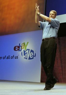 John&nbsp;Donahoe,&nbsp;eBay&nbsp;President&nbsp;and&nbsp;Chief&nbsp;Executive&nbsp;Officer&nbsp;applaudes&nbsp;the&nbsp;audience&nbsp;after&nbsp;he&nbsp;delivers&nbsp;the&nbsp;keynote&nbsp;address&nbsp;during&nbsp;the&nbsp;annual&nbsp;meeting&nbsp;of&nbsp;shareholders&nbsp;and&nbsp;auction&nbsp;sellers&nbsp;in&nbsp;Chicago,&nbsp;Illinois&nbsp;June&nbsp;20,&nbsp;2008.(Xinhua/Reuters&nbsp;Photo)