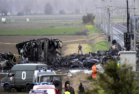 Five&nbsp;people&nbsp;were&nbsp;killed&nbsp;in&nbsp;a&nbsp;plane&nbsp;crash&nbsp;near&nbsp;Pisa&nbsp;airport&nbsp;in&nbsp;northwestern&nbsp;Italy,&nbsp;the&nbsp;country's&nbsp;air&nbsp;force&nbsp;said&nbsp;on&nbsp;Monday.
