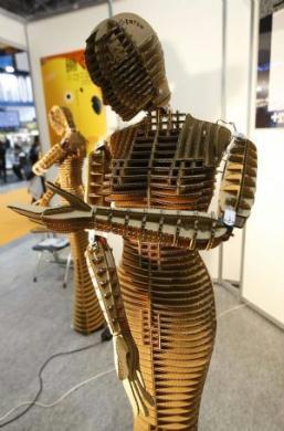 "D+ropop",&nbsp;a&nbsp;robot&nbsp;made&nbsp;of&nbsp;cardboard&nbsp;with&nbsp;metal&nbsp;joints,&nbsp;is&nbsp;displayed&nbsp;during&nbsp;the&nbsp;international&nbsp;robot&nbsp;exhibition&nbsp;2009&nbsp;in&nbsp;Tokyo&nbsp;November&nbsp;25,&nbsp;2009.&nbsp;The&nbsp;robot's&nbsp;maker&nbsp;expects&nbsp;this&nbsp;environment-friendly&nbsp;robot&nbsp;can&nbsp;be&nbsp;used&nbsp;as&nbsp;the&nbsp;new&nbsp;advertising&nbsp;media.(Xinhua/Reuters&nbsp;Photo)