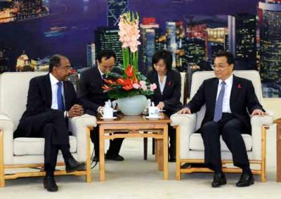 Chinese&nbsp;Vice&nbsp;Premier&nbsp;Li&nbsp;Keqiang&nbsp;(R&nbsp;Front)&nbsp;meets&nbsp;with&nbsp;Joint&nbsp;United&nbsp;Nations&nbsp;Program&nbsp;on&nbsp;HIV/AIDS&nbsp;(UNAIDS)&nbsp;&nbsp;Michel&nbsp;Sidibe&nbsp;(L&nbsp;Front)&nbsp;in&nbsp;Beijing,&nbsp;capital&nbsp;of&nbsp;China,&nbsp;Nov.&nbsp;25,&nbsp;2009.&nbsp;(Xinhua/Li&nbsp;Tao)