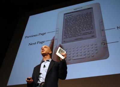 Amazon.com&nbsp;founder&nbsp;and&nbsp;CEO&nbsp;Jeff&nbsp;Bezos&nbsp;holds&nbsp;the&nbsp;new&nbsp;Kindle&nbsp;2&nbsp;electronic&nbsp;reader&nbsp;at&nbsp;a&nbsp;news&nbsp;conference&nbsp;in&nbsp;New&nbsp;York&nbsp;where&nbsp;the&nbsp;device&nbsp;was&nbsp;introduced,&nbsp;February&nbsp;9,&nbsp;2009.&nbsp;The&nbsp;Kindle&nbsp;2,&nbsp;the&nbsp;latest&nbsp;incarnation&nbsp;of&nbsp;the&nbsp;digital&nbsp;book&nbsp;reader&nbsp;is&nbsp;a&nbsp;slimmer&nbsp;version&nbsp;with&nbsp;more&nbsp;storage&nbsp;and&nbsp;a&nbsp;feature&nbsp;that&nbsp;reads&nbsp;text&nbsp;aloud&nbsp;to&nbsp;users.&nbsp;(Xinhua/Reuters&nbsp;Photo)