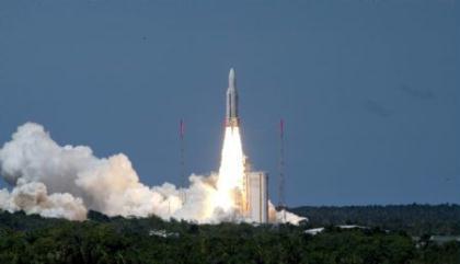 The&nbsp;Arianne&nbsp;5&nbsp;rocket&nbsp;lifts&nbsp;off&nbsp;into&nbsp;space&nbsp;with&nbsp;the&nbsp;French&nbsp;observation&nbsp;satellite&nbsp;Helios&nbsp;2B&nbsp;by&nbsp;Arianespace&nbsp;center&nbsp;from&nbsp;Kourou&nbsp;launch&nbsp;site&nbsp;in&nbsp;French&nbsp;Guiana,&nbsp;Southern&nbsp;America,&nbsp;Dec.&nbsp;18,&nbsp;2009.(Xinhua/AFP&nbsp;Photo)