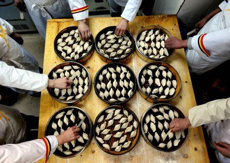 Employees&nbsp;of&nbsp;a&nbsp;restaurant&nbsp;make&nbsp;dumplings&nbsp;in&nbsp;Shenyang,&nbsp;capital&nbsp;of&nbsp;northeast&nbsp;China's&nbsp;Liaoning&nbsp;Province,&nbsp;Dec.&nbsp;21,&nbsp;2009.&nbsp;The&nbsp;Winter&nbsp;Solstice&nbsp;arrived&nbsp;on&nbsp;Tuesday.(Xinhua/Zhang&nbsp;Wenkui)