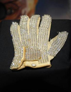 Michael Jackson's white jeweled glove, is on display at an auction preview in New York, November 17.(Xinhua/AFP Photo)