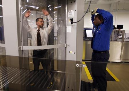 Staff&nbsp;at&nbsp;the&nbsp;U.S.&nbsp;Transporation&nbsp;Security&nbsp;Administration&nbsp;(TSA)&nbsp;Systems&nbsp;Integration&nbsp;Facility,&nbsp;one&nbsp;playing&nbsp;the&nbsp;role&nbsp;of&nbsp;a&nbsp;airline&nbsp;passenger&nbsp;(L)&nbsp;demonstrate&nbsp;the&nbsp;use&nbsp;of&nbsp;Millimeter&nbsp;Wave&nbsp;technology&nbsp;for&nbsp;passenger&nbsp;security&nbsp;screening&nbsp;in&nbsp;Washington,&nbsp;December&nbsp;30,&nbsp;2009.&nbsp;The&nbsp;TSA&nbsp;demonstrated&nbsp;two&nbsp;advanced&nbsp;imaging&nbsp;technologies&nbsp;that&nbsp;are&nbsp;used&nbsp;to&nbsp;safely&nbsp;screen&nbsp;passengers&nbsp;for&nbsp;metallic&nbsp;and&nbsp;non-metallic&nbsp;threats&nbsp;including&nbsp;weapons,&nbsp;explosives&nbsp;and&nbsp;other&nbsp;objects&nbsp;concealed&nbsp;under&nbsp;layers&nbsp;of&nbsp;clothing&nbsp;without&nbsp;physical&nbsp;contact.(Xinhua/Reuters&nbsp;Photo)