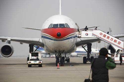 China&nbsp;Eastern&nbsp;Airlines'&nbsp;liner&nbsp;A340&nbsp;prepare&nbsp;to&nbsp;take&nbsp;off&nbsp;at&nbsp;Shanghai&nbsp;Hongqiao&nbsp;Airport&nbsp;Jan.&nbsp;23,&nbsp;2010.&nbsp;The&nbsp;plane&nbsp;will&nbsp;carry&nbsp;another&nbsp;77-member&nbsp;medical&nbsp;and&nbsp;epidemic&nbsp;prevention&nbsp;team&nbsp;and&nbsp;more&nbsp;than&nbsp;20&nbsp;tons&nbsp;of&nbsp;relief&nbsp;materials&nbsp;to&nbsp;Haiti&nbsp;on&nbsp;Sunday.&nbsp;(Xinhua&nbsp;Photo)