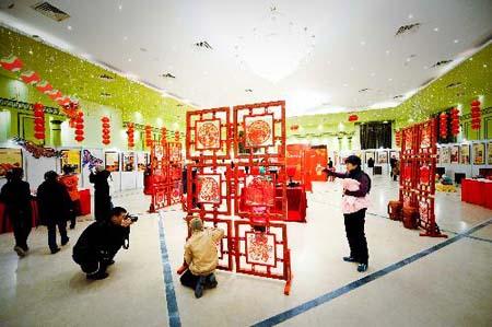 Visitors&nbsp;take&nbsp;photos&nbsp;of&nbsp;the&nbsp;exhits&nbsp;during&nbsp;the&nbsp;Chinese&nbsp;Culture&nbsp;Week&nbsp;that&nbsp;kicked&nbsp;off&nbsp;in&nbsp;Rihab&nbsp;City&nbsp;on&nbsp;the&nbsp;eastern&nbsp;outskirts&nbsp;of&nbsp;Cairo,&nbsp;capital&nbsp;of&nbsp;Egypt,&nbsp;Feb.&nbsp;5,&nbsp;2010.&nbsp;The&nbsp;Culture&nbsp;Week,&nbsp;aiming&nbsp;to&nbsp;showcase&nbsp;Chinese&nbsp;traditional&nbsp;culture&nbsp;to&nbsp;Egyptians,&nbsp;includes&nbsp;Chinese&nbsp;musical&nbsp;instruments&nbsp;exhibition,&nbsp;tea&nbsp;art&nbsp;show,&nbsp;costume&nbsp;show&nbsp;of&nbsp;China's&nbsp;minority&nbsp;groups,&nbsp;martial&nbsp;art&nbsp;show,&nbsp;and&nbsp;a&nbsp;show&nbsp;dedicated&nbsp;to&nbsp;exhibiting&nbsp;the&nbsp;special&nbsp;folk-custom&nbsp;goods&nbsp;of&nbsp;China's&nbsp;lunar&nbsp;new&nbsp;year.&nbsp;(Xinhua/Zhang&nbsp;Ning)&nbsp;