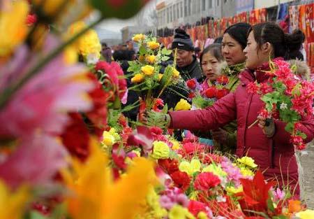 Women&nbsp;buy&nbsp;plastic&nbsp;flowers&nbsp;at&nbsp;a&nbsp;rural&nbsp;fair&nbsp;in&nbsp;Zaozhuang&nbsp;City,&nbsp;east&nbsp;China's&nbsp;Shandong&nbsp;Province,&nbsp;Feb.&nbsp;6,&nbsp;2010.&nbsp;Festive&nbsp;fairs&nbsp;and&nbsp;markets&nbsp;are&nbsp;booming&nbsp;everywhere&nbsp;as&nbsp;people&nbsp;shop&nbsp;for&nbsp;the&nbsp;upcoming&nbsp;Chinese&nbsp;Lunar&nbsp;New&nbsp;Year&nbsp;that&nbsp;falls&nbsp;on&nbsp;Feb.&nbsp;14,&nbsp;2010.(Xinhua/Li&nbsp;Zongxian)