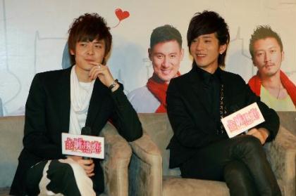 Cast&nbsp;members&nbsp;Fu&nbsp;Xinbo(L)&nbsp;and&nbsp;Jing&nbsp;Boran&nbsp;attend&nbsp;the&nbsp;premiere&nbsp;of&nbsp;"Hot&nbsp;Summer&nbsp;Days",&nbsp;a&nbsp;Chinese&nbsp;New&nbsp;Year&nbsp;celebration&nbsp;movie,&nbsp;in&nbsp;Shanghai,&nbsp;east&nbsp;China,&nbsp;Feb.&nbsp;7,&nbsp;2010.&nbsp;The&nbsp;movie&nbsp;will&nbsp;hit&nbsp;Chinese&nbsp;cinemas&nbsp;from&nbsp;Feb.&nbsp;11.&nbsp;(Xinhua/Zhu&nbsp;Liangcheng)