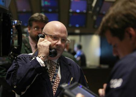 Traders&nbsp;work&nbsp;on&nbsp;the&nbsp;floor&nbsp;of&nbsp;the&nbsp;New&nbsp;York&nbsp;Stock&nbsp;Exchange&nbsp;Feb.&nbsp;8,&nbsp;2010.&nbsp;(Xinhua/Reuters&nbsp;Photo)