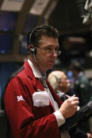 A&nbsp;trader&nbsp;works&nbsp;on&nbsp;the&nbsp;floor&nbsp;of&nbsp;the&nbsp;New&nbsp;York&nbsp;Stock&nbsp;Exchange,&nbsp;February&nbsp;8,&nbsp;2010.(Xinhua/Reuters&nbsp;Photo)&nbsp;