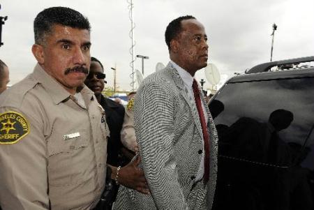 Michael&nbsp;Jackson's&nbsp;doctor&nbsp;Conrad&nbsp;Murray(R),&nbsp;seen&nbsp;here&nbsp;arriving&nbsp;at&nbsp;the&nbsp;Los&nbsp;Angeles&nbsp;Airport&nbsp;Courthouse,&nbsp;was&nbsp;charged&nbsp;with&nbsp;involuntary&nbsp;manslaughter&nbsp;ahead&nbsp;of&nbsp;a&nbsp;long-awaited&nbsp;court&nbsp;hearing&nbsp;where&nbsp;he&nbsp;is&nbsp;expected&nbsp;to&nbsp;deny&nbsp;causing&nbsp;the&nbsp;pop&nbsp;icon's&nbsp;death.&nbsp;(Xinhua/AFP&nbsp;Photo)