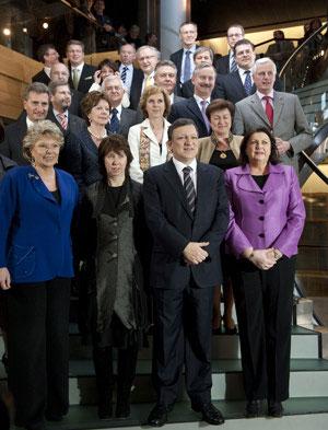 European&nbsp;Commission&nbsp;President&nbsp;Jose&nbsp;Manuel&nbsp;Barroso(2nd&nbsp;R&nbsp;Front)&nbsp;poses&nbsp;with&nbsp;new&nbsp;European&nbsp;commissioners&nbsp;in&nbsp;Strasbourg,&nbsp;France,&nbsp;on&nbsp;Feb.&nbsp;9,&nbsp;2010.&nbsp;The&nbsp;European&nbsp;Parliament&nbsp;voted&nbsp;and&nbsp;approved&nbsp;the&nbsp;new&nbsp;EU&nbsp;Commission&nbsp;on&nbsp;Feb.&nbsp;9.&nbsp;(Xinhua/Thierry&nbsp;Monasse)