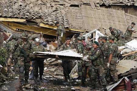 Chilean military officers search survivors in the debris in Concepcion on March 2. The death toll in the devastating earthquake has risen to 795, according to the latest official statistics. (Xinhua/Reuters Photo)