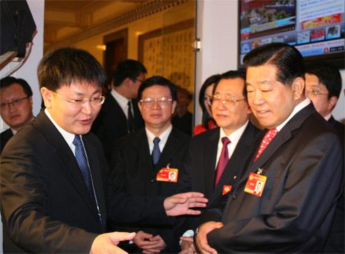 贾庆林看望中国网络电视台两会报道工作人员-