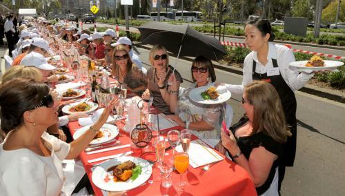 People&nbsp;have&nbsp;lunch&nbsp;at&nbsp;the&nbsp;World's&nbsp;Longest&nbsp;Lunch&nbsp;event&nbsp;in&nbsp;Melbourne&nbsp;March&nbsp;12,&nbsp;2010.&nbsp;Around&nbsp;900&nbsp;people&nbsp;lunched&nbsp;on&nbsp;the&nbsp;400&nbsp;metre&nbsp;(1,312&nbsp;ft)&nbsp;long&nbsp;table&nbsp;as&nbsp;part&nbsp;of&nbsp;the&nbsp;annual&nbsp;Melbourne&nbsp;Food&nbsp;and&nbsp;Wine&nbsp;Festival.&nbsp;&nbsp;[Agencies]