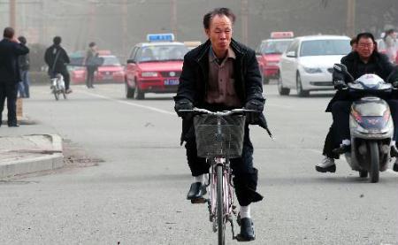 A&nbsp;bicycler&nbsp;rides&nbsp;in&nbsp;the&nbsp;sandstorm&nbsp;in&nbsp;Taiyuan,&nbsp;capital&nbsp;of&nbsp;north&nbsp;China's&nbsp;Shanxi&nbsp;Province,&nbsp;on&nbsp;March&nbsp;19,&nbsp;2010.&nbsp;(Xinhua/Fan&nbsp;Minda)
