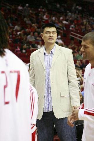 Yao&nbsp;Ming&nbsp;of&nbsp;Houston&nbsp;Rockets&nbsp;appears&nbsp;to&nbsp;cheer&nbsp;for&nbsp;Rockets&nbsp;during&nbsp;their&nbsp;NBA&nbsp;game&nbsp;against&nbsp;Boston&nbsp;Celtics&nbsp;in&nbsp;Houston,&nbsp;south&nbsp;United&nbsp;States&nbsp;of&nbsp;America,&nbsp;March&nbsp;19,&nbsp;2010.&nbsp;(Xinhua&nbsp;Photo)&nbsp;