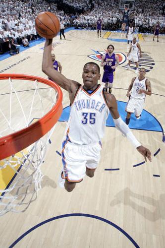 Oklahoma City Thunder Durant dunks during game four of the NBA playoff basketball game against the Los Angeles Lakers in Oklahoma City April 24, 2010. Kevin Durant scored 22 points, Russell Westbrook added 18 points and eight assists, and the Oklahoma City Thunder evened their first-round series against the Los Angeles Lakers with a 110-89 victory in Game 4 on Saturday night. [Photo: Sina.com.cn]