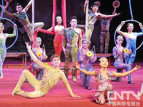 北京杂技团首部杂技舞台剧《魔幻音乐盒》上演