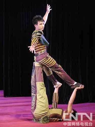 北京杂技团首部杂技舞台剧《魔幻音乐盒》上演