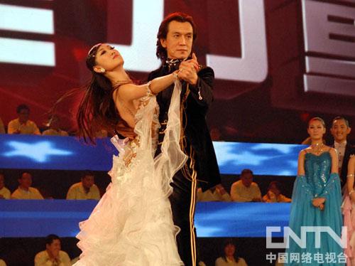 《欢乐英雄》成舞蹈竞技场 李咏变身舞蹈达人