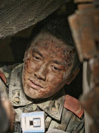 《汶川故事》四川杀青 冯绍峰转型硬汉演军人