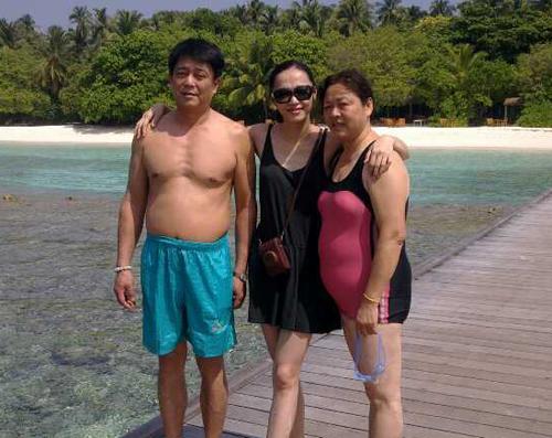 姚晨春节带父母海边度假