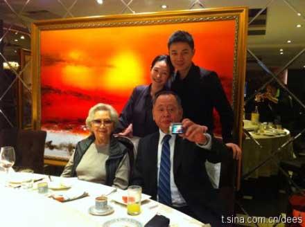 小S携夫替父庆生 闭眼高歌祝寿家族温馨聚餐