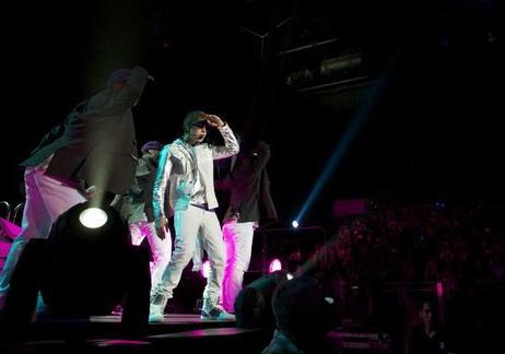 贾斯汀·比伯香港开唱 歌迷疯狂尽显超强人气