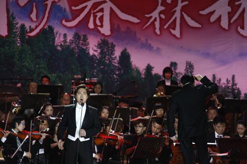 张健一,廖昌永,毛阿敏三位著名歌唱家先后登场,张健一的一曲《跟你走