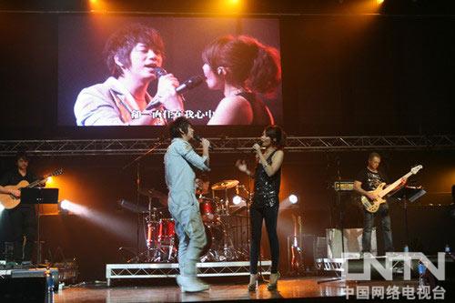 信、A-Lin澳洲开唱 《黎明之前》内地上市