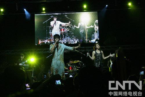 信、A-Lin澳洲开唱 《黎明之前》内地上市