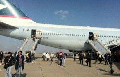 上海浦东机场飞机起火冒烟 乘客紧急疏散3人伤