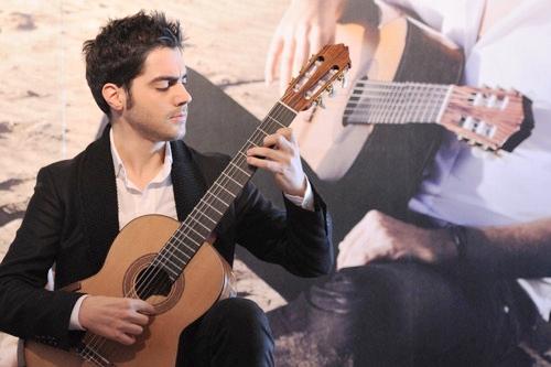 米洛什演奏古典吉他