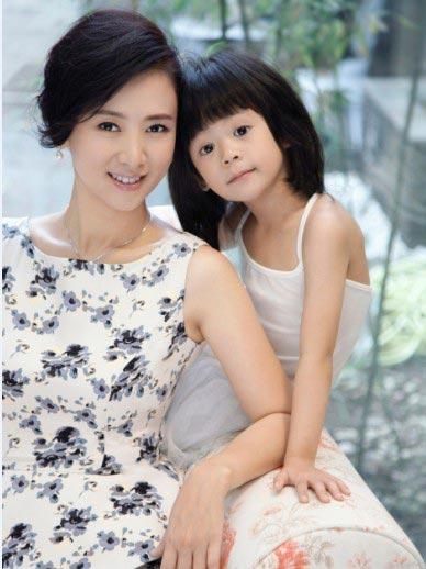 翁虹女儿<em>小水晶</em>鬼灵精 母女过招其乐无穷_少儿