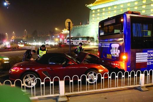 西安年轻男子开保时捷抢公交专用道 追尾公交