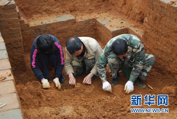 江西上高县1800年前墓葬群出土大量陶器和青