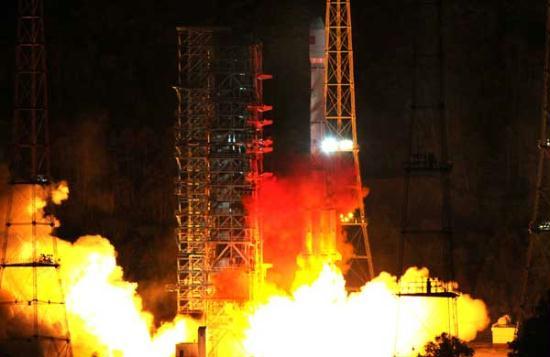 The Long March-3B rocket carrying two satellites blasts off from the launch pad at the Xichang Satellite Launch Center in Xichang,southwest China's Sichuan Province,on April 30,2012.China successfully launched two satellites into space Monday morning,the 12th and 13th of its indigenous global navigation and positioning network known as Beidou,or Compass system,the launch center said.(Xinhua/Tao Ming)