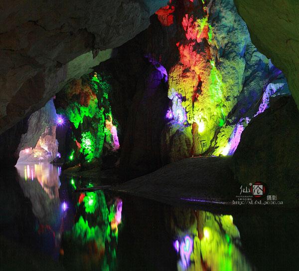 广西风光秀丽,山河多娇。许多地方都值得广大旅行者和摄影爱好者眷顾。南宁青秀山、南宁大桥、南宁荔园山庄、北海银滩、北海涠洲岛、防城港畔湾、防城港火山岛、东兴金滩、桂林漓江、桂林龙胜龙脊梯田、桂林松湖岛、桂林遇龙河、桂林临川海洋、柳州三江丹洲景区、河池巴马长寿水晶宫、贺州黄姚古镇、来宾金秀莲花山、大新德天跨国瀑布等。图为广西河池巴马龙宫景点。(韦富伦 图/文)