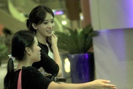 林志玲素颜逛商场引围观 与粉丝交流似<em>邻家姐</em>