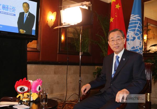 United Nations Secretary-General Ban Ki-moon started his three-day visit to China by talking with <br>Chinese micro blog users in a live interactive chat session on Tuesday.