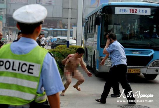 合肥<em>男子</em>当街裸奔 半小时砸20辆车(组图)_粤语